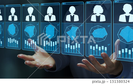 業績評価と人事評価。評価スコアのレビュー。従業員アイコンとチャートを見るビジネスマネージャー。 業績評価と人事評価。評価スコアのレビュー。従業員アイコンとチャートを見るビジネスマネージャー。 131380324