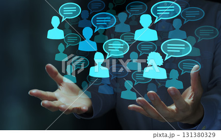 顧客や従業員からの意見とフィードバック。ユーザーレビューやアンケートの分析。人アイコンと吹き出しを持 顧客や従業員からの意見とフィードバック。ユーザーレビューやアンケートの分析。人アイコンと吹き出しを持 131380329