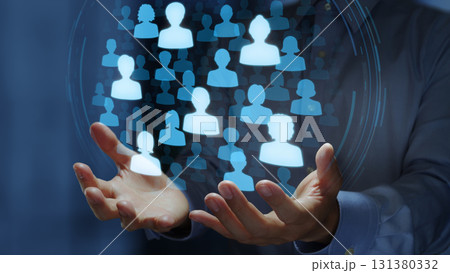 顧客関係管理CRMシステム。顧客データの管理とコンタクトマーケティング。顧客アイコンを持つビジネスパ 131380332