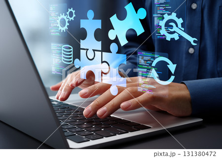 ローコードまたはノーコード開発プラットフォーム。コーディングなしにソフトウェアアを作成するソリューシ 131380472