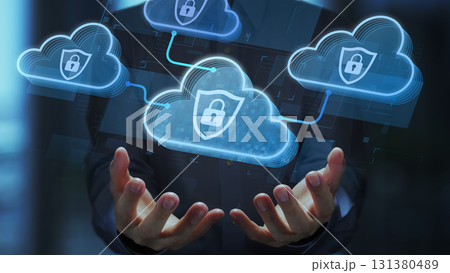 クラウドセキュリティと暗号化されたデータ保護。クラウドと南京錠が付いたシールドアイコンを持つビジネス 131380489