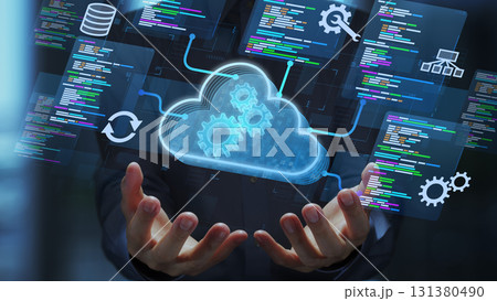 クラウドネイティブ開発。クラウドコンピューティングのためのアプリケーションを開発するプログラマー。ク 131380490