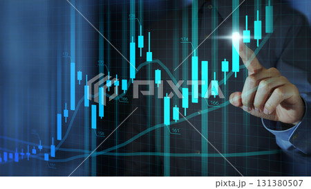 グロース株の取引と強気相場。金融市場のローソク足チャートとデータグラフ。株価チャートをタッチする投資 131380507