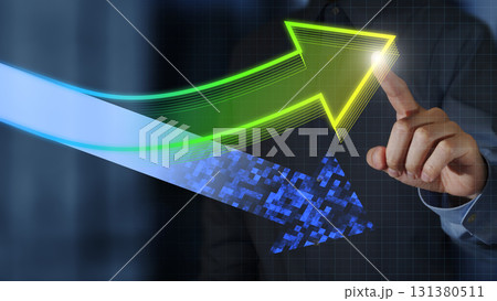 ビジネス運営の変化。事業立て直し成功と業績回復。上昇する矢印をタップするビジネスパーソン。 131380511