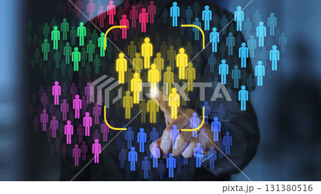 ターゲット市場とクラスター分析。マーケティングセグメンテーション戦略。多数の人アイコンにタッチするマ ターゲット市場とクラスター分析。マーケティングセグメンテーション戦略。多数の人アイコンにタッチするマ 131380516