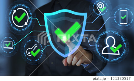 多要素認証MFA。パスワードレス認証と継続的認証。チェックマーク付きの盾アイコンをタップするビジネス 131380517