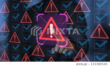 セキュリティシステムまたはソフトウェアの警告や警報のサイン。セキュリティインシデントに対応するセキュ 131380520