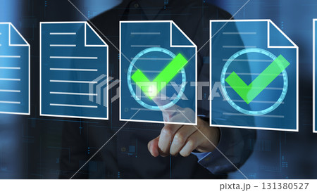 文書承認ワークフロー。電子的承認を行うマネージャー。ファイルアイコン上のチェックマーク。 文書承認ワークフロー。電子的承認を行うマネージャー。ファイルアイコン上のチェックマーク。 131380527