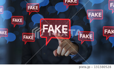 ソーシャルメディア上のフェイクニュース。悪意ある情報操作や扇情的な誤情報。ニュースアイコンをタップす 131380528