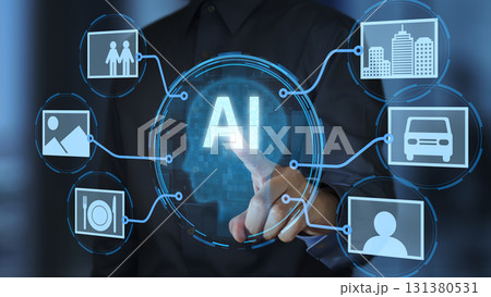 画像生成AI、または動画認識・検出AI。人工知能アイコンをタップするビジネスパーソン。 131380531