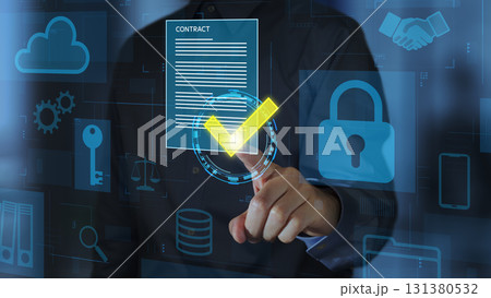 契約書へのデジタル署名。暗号化と認証技術を用いた文書への電子署名。ファイルアイコンをタップするビジネ 131380532