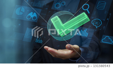 品質管理ソリューション。データ分析を用いた自動化された品質マネジメントシステム。チェックマークアイコ 131380543