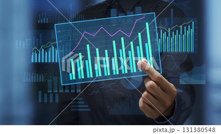 ウェブ分析チャート。マーケティングレポートの自動化ツール。統計グラフを持つビジネスパーソン。 131380548
