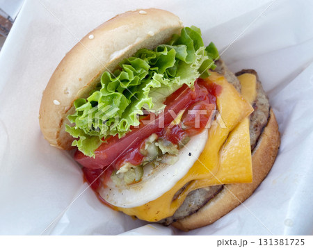 ダブルチーズバーガー 131381725