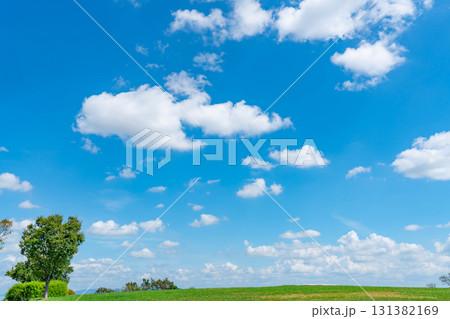 青空と雲と草原 131382169