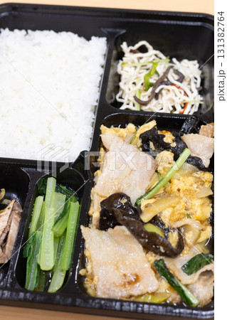 美味しい豚肉と木耳の中華炒め弁当 131382764