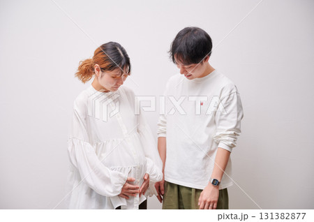向き合う夫婦 妊婦 マタニティ 向き合う夫婦 妊婦 マタニティ 131382877