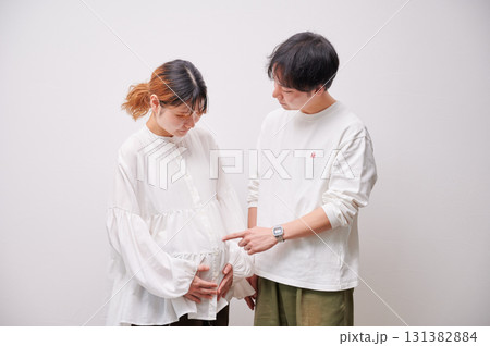 向き合う夫婦 妊婦 マタニティ 向き合う夫婦 妊婦 マタニティ 131382884