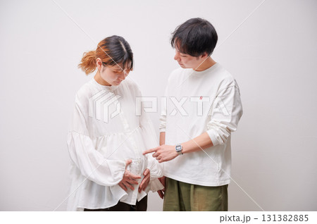向き合う夫婦 妊婦 マタニティ 向き合う夫婦 妊婦 マタニティ 131382885