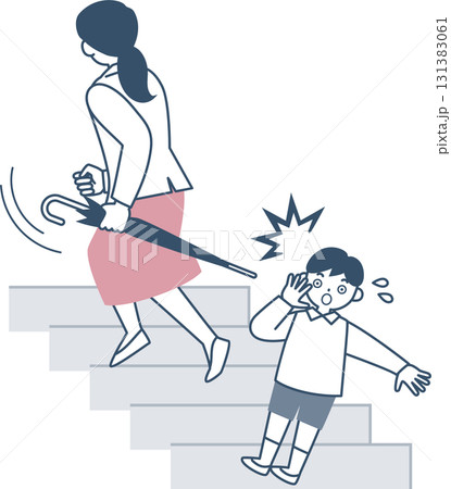 階段で危険な傘の持ち方をしている女性 131383061
