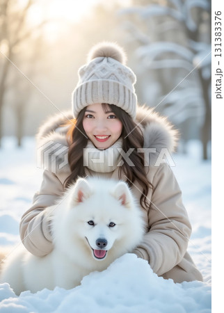 雪中でサモエドと遊ぶ若い女性 雪中でサモエドと遊ぶ若い女性 131383376