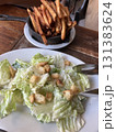 シーザーサラダとフライドポテト シーザーサラダとフライドポテト 131383624