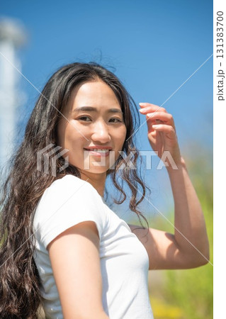 遠くを見つめる女性 131383700