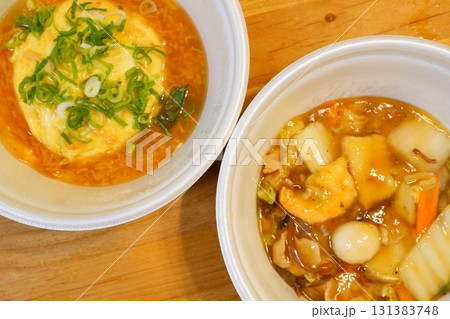 テイクアウト容器に入った天津飯と中華丼を並べた中華料理の写真 テイクアウト容器に入った天津飯と中華丼を並べた中華料理の写真 131383748