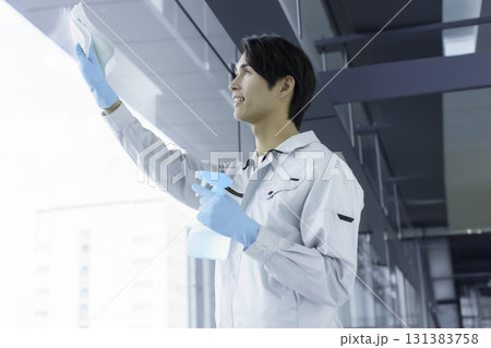 窓ガラスを掃除する若い男性清掃員　撮影協力:スカパー東京メディアセンター 131383758