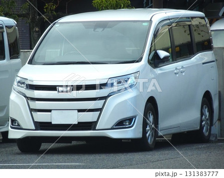 白い車(トヨタ・ノア  3代目) 131383777