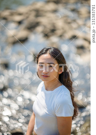 川辺で寛ぐ女性 131383781