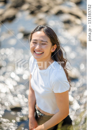 川辺で寛ぐ女性 131383782