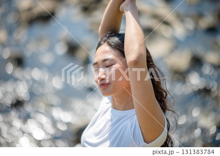 川辺で寛ぐ女性 131383784