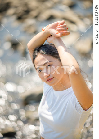 川辺で寛ぐ女性 131383786