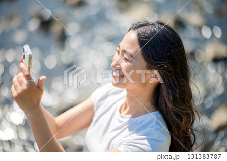 川辺で寛ぐ女性 131383787