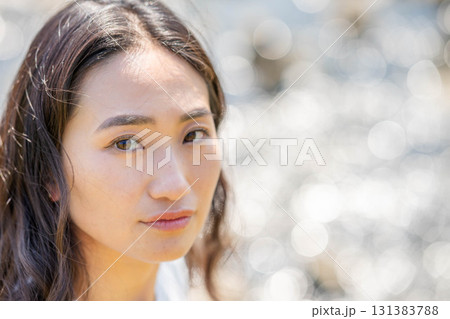 川辺で寛ぐ女性 131383788