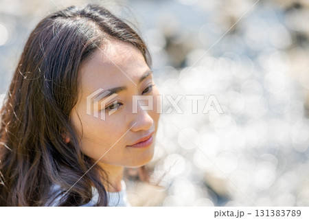 川辺で寛ぐ女性 131383789