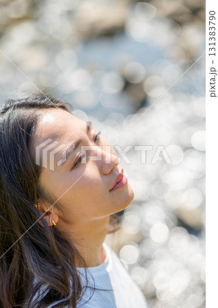 川辺で寛ぐ女性 131383790