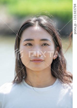 川辺で寛ぐ女性 131383794