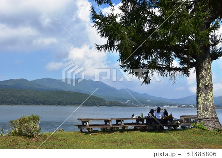 山梨県 山中湖旭日丘湖畔緑地公園散策路と湖畔の休憩スペース 山梨県 山中湖旭日丘湖畔緑地公園散策路と湖畔の休憩スペース 131383806
