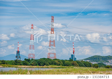 淀川の河川敷に立つ送電線鉄塔 大阪府高槻市 淀川の河川敷に立つ送電線鉄塔 大阪府高槻市 131384713