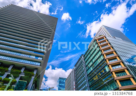 日本の東京都市景観飛行機雲や京橋の交差点、第一生命京橋キノテラスなどを望む 131384768