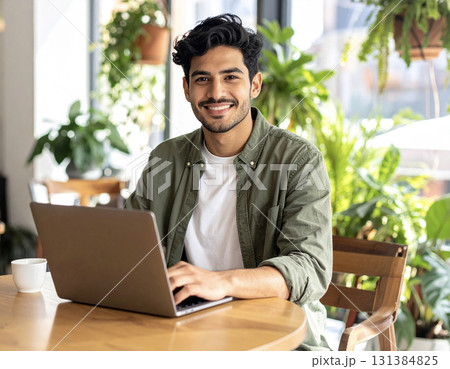 AI生成画像　カフェでノートパソコンで作業する若い男性のポートレート 131384825
