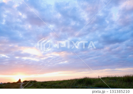 土手から見る朝焼け 131385210