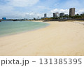 沖縄、北谷町にあるサンセットビーチの砂浜 131385395
