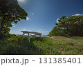 海辺に古いベンチのある風景 131385401
