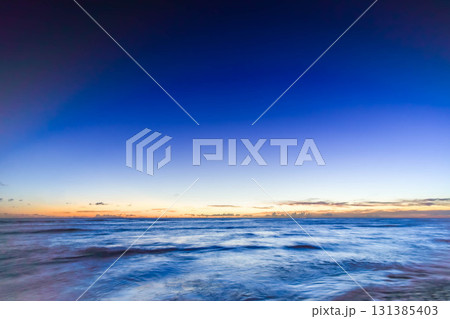 火が落ちて綺麗に輝く海と空 火が落ちて綺麗に輝く海と空 131385403