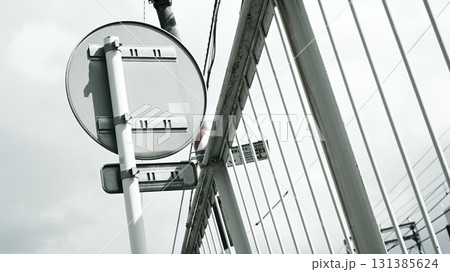 交通標識の裏面 131385624