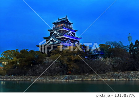 【広島県】内堀から見るライトアップされた広島城の夜景(本丸と天守) 【広島県】内堀から見るライトアップされた広島城の夜景(本丸と天守) 131385776