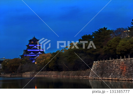 【広島県】内堀から見るライトアップされた広島城の夜景（本丸と天守） 131385777